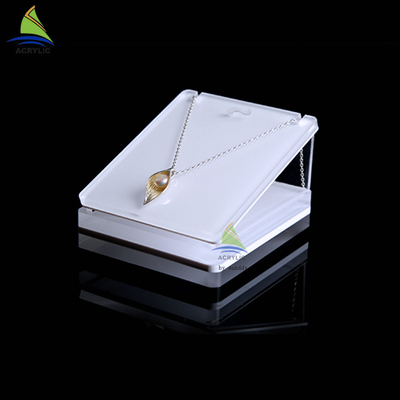 Exhibición de acrílico del collar de la joyería