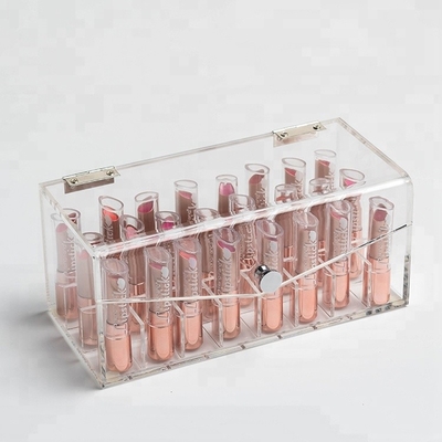 La vitrina de acrílico transparente de la barra de labios del maquillaje compone al organizador