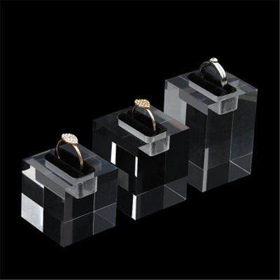 Exhibición de acrílico durable de la joyería, tenedor único de cristal claro moderno del anillo