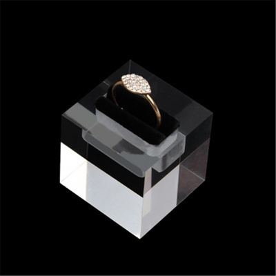 Exhibición de acrílico durable de la joyería, tenedor único de cristal claro moderno del anillo